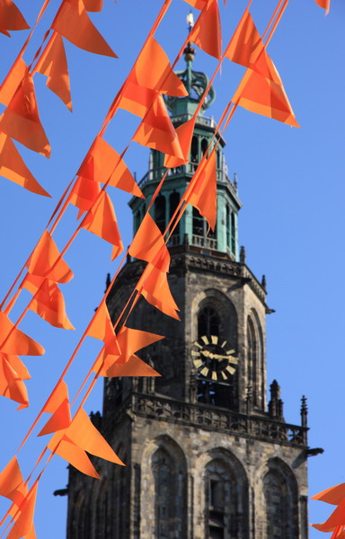 Стрічки, гірлянди, кулі та прапори, що прикрашають вулиці, теж суцільно помаранчеві
