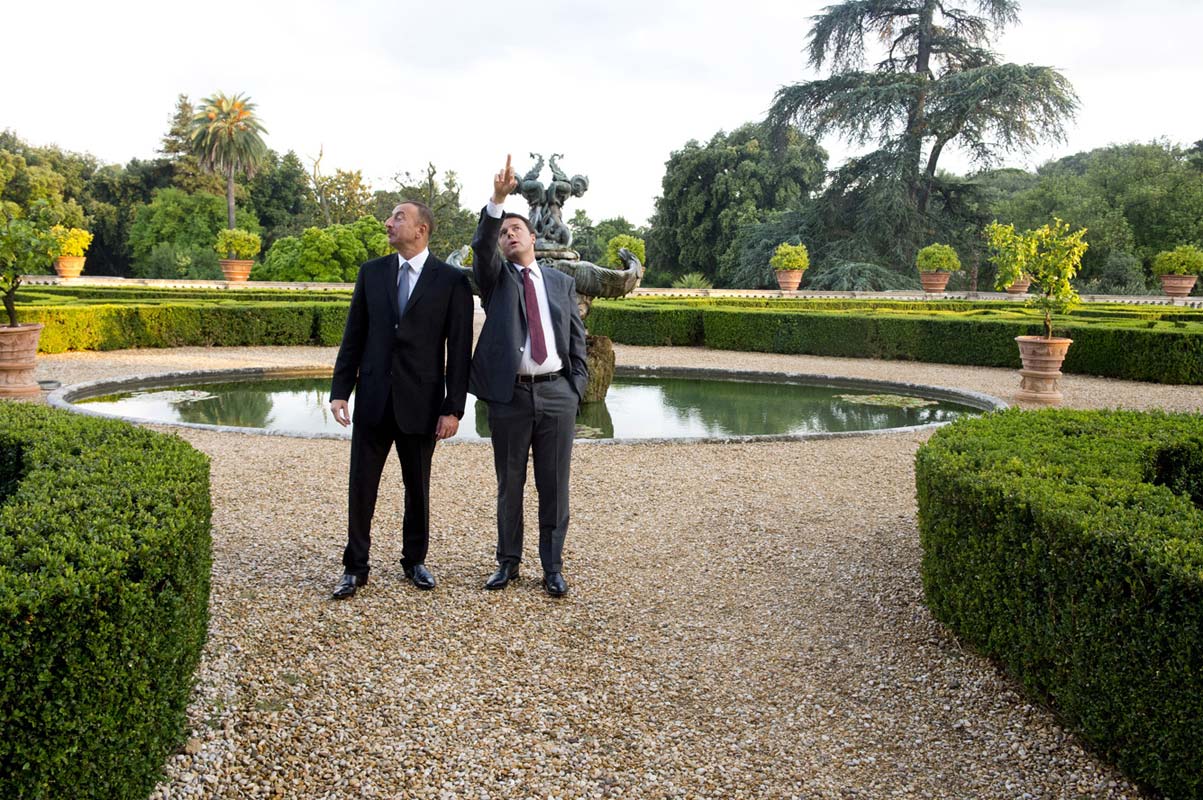 Голова Ради міністрів Італії Маттео Ренці проводить екскурсію для президента Ільхама Алієва (ліворуч) під час їх зустрічі в липні 2014 року