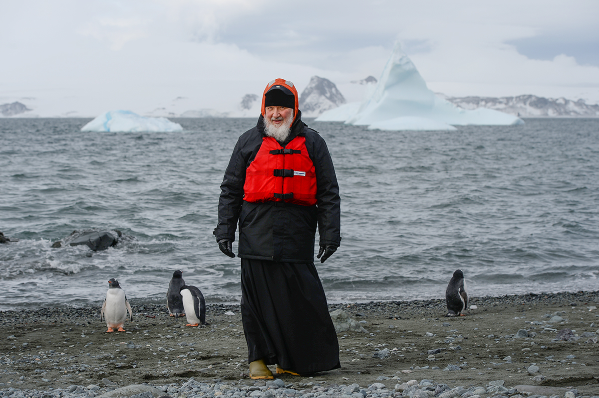 Патріарх Кирило 17 лютого відвідав антарктичну станцію «Беллінсгаузен» на острові Ватерлоо в Антарктиді, де погуляв серед пінгвінів
