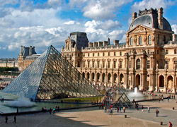 Лувр Париж - як палац, так і знаходиться в ньому музей - є величний архітектурний ансамбль класичних будівель