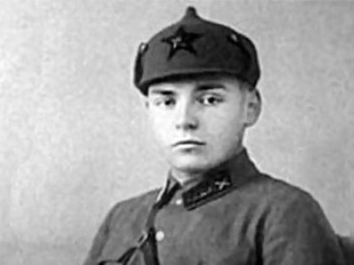 У 1918 році Йосип Сталін прийняв на себе опікунство над сином свого трагічно загиблого друга більшовика, Федора Сергєєва, більш відомого як товариш Артем