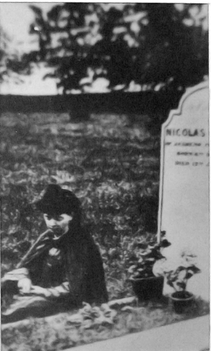 Мери Сетерленд на могилі Н