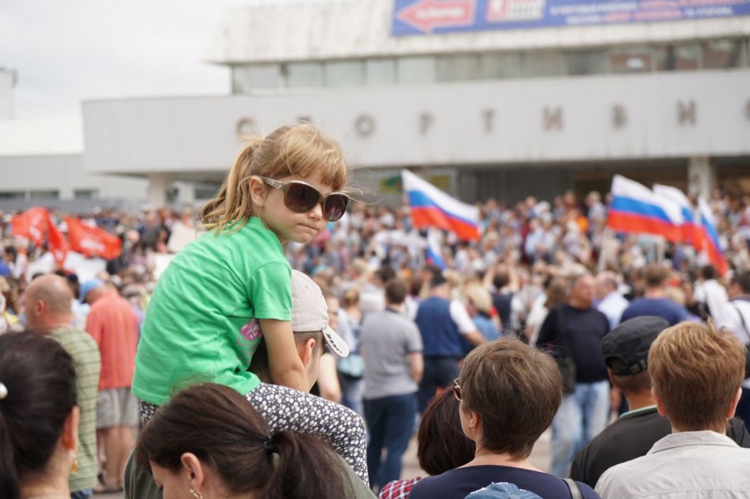 Але досить багато було і молоді з державними російськими прапорами, число яких, здається, навіть перевищувала кількість червоних