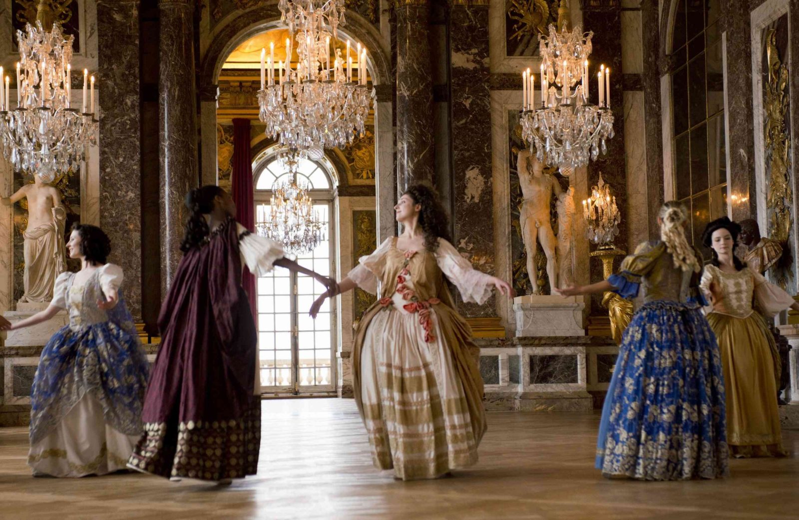 Розваги, які тут проводяться, дозволять зануритися в строкате минуле Франції, побувати на справжньому балу при дворі, де під класичну музику галантні дами і кавалери в пишних костюмах рухаються в танці точно так же, як і кілька століть тому