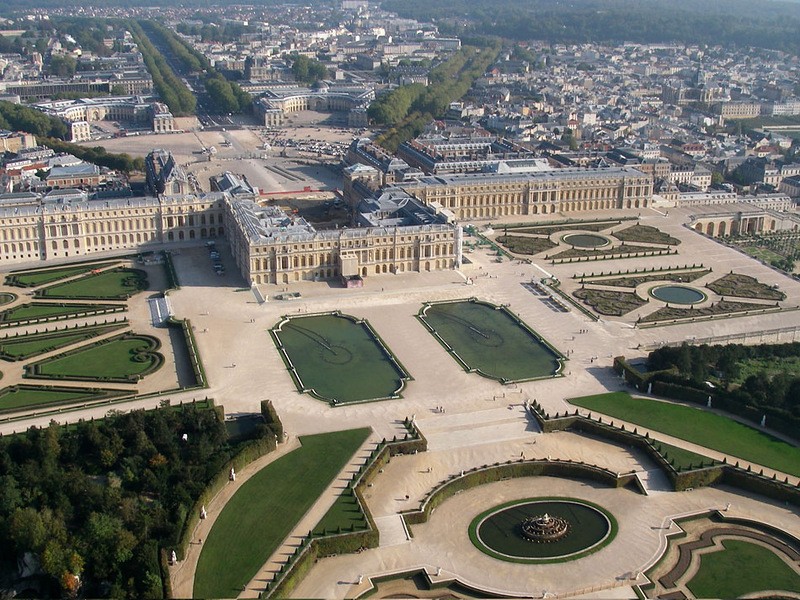 Щоб не нагнітати пристрасті ще більше, верхівка країни підпорядковується, перебираючись в Лувр і   Тюїльрі   , А Версаль втрачає статус адміністративно-управлінського центру та опечатується