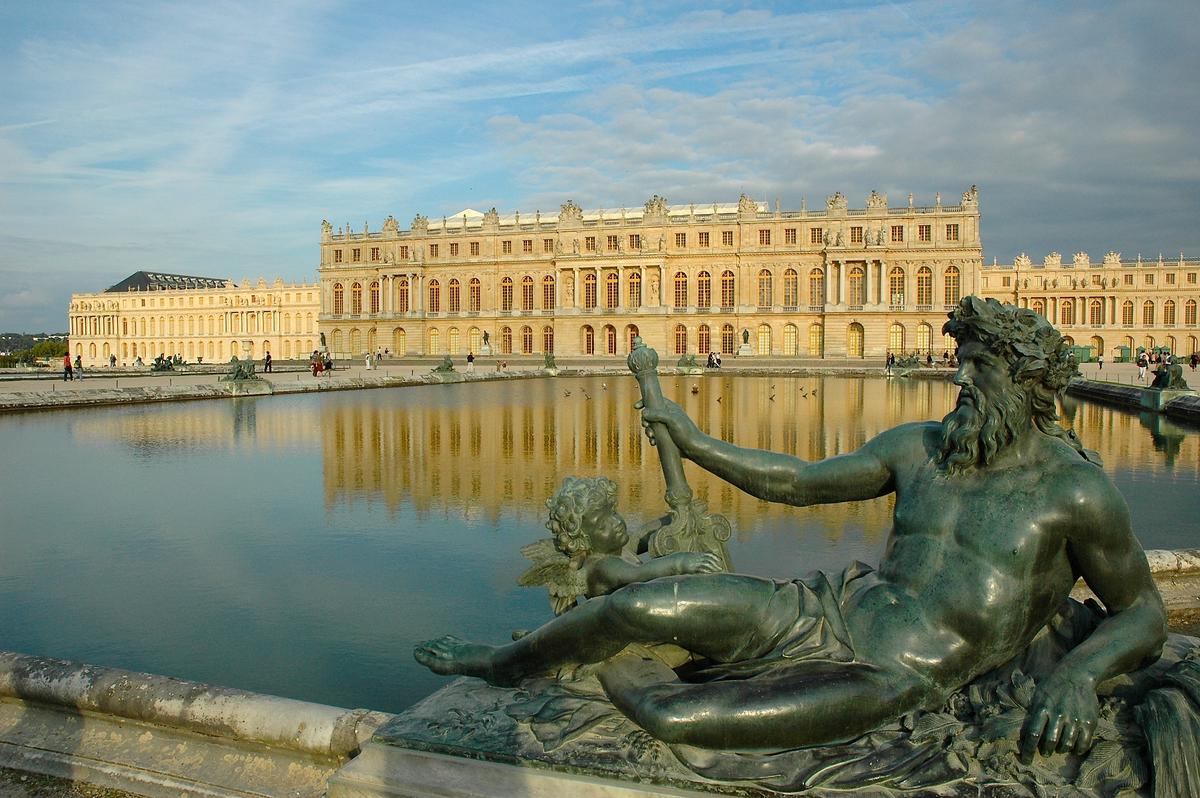 Він перетворює побудований за наказом Людовика XIV Версальський палац в музей, в якому виставляються історичні цінності, картини зі сценами баталій, портрети і погруддя