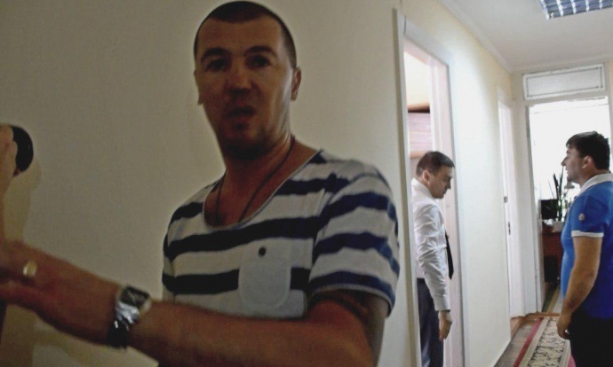 Іван Кухта (у білій сорочці) намагається зупинити бійку