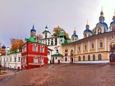 На північному заході Росії недалеко від міста Псков знаходиться один з духовних центрів всієї православної Росії - Свято-Успенський Псково-Печерський чоловічий монастир