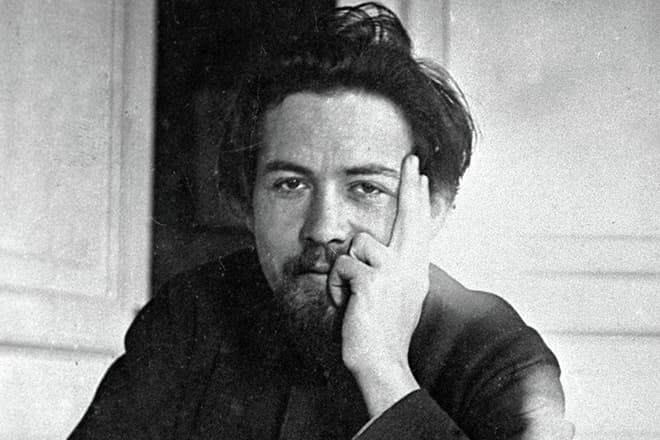 У 1888 році Антона Павловича нагородили половинній Пушкінській премією за збірку оповідань «В сутінках»