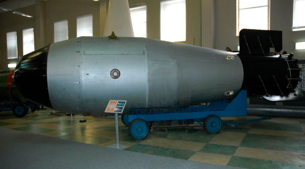 «Цар-бомба», або, як у народі її називали, «Кузькіна мать» була найбільшим термоядерним снарядом, призначеним для скидання з літака
