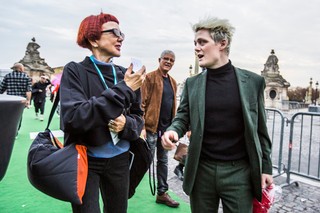 Позже я узнаю, что она известна тем, что является одним из первых цифровых влиятельных лиц в индустрии моды, а теперь является уважаемым креативным директором