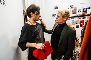 В углу, однако, я вижу кого-то поражающего