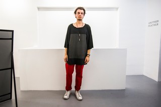 Немецкая модель мужской одежды Жан берет брюки Певиани и исчезает за занавеской