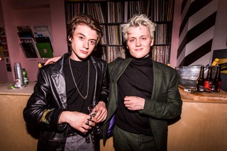 Я дал ему понять, что я тоже дизайнер, и вдруг меня повозили на вечеринке