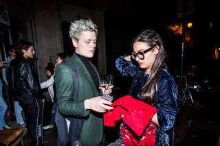 Люди выглядят растерянными, и до меня доходит, что я выпал на единственную задачу, более невозможную, чем убедить модников в том, что я дизайнер одежды: пытаюсь убедить итальянцев, что я - человек с головой, сделанной из ветчины, подделанный голосовой ящик окраина Бирмингема - я итальянец