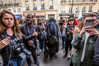   Он держит его на своем телефоне и пересылает