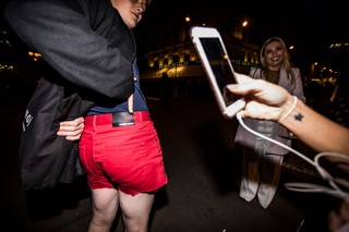 За углом меня останавливает группа женщин, одетых как любовные интересы из Miami Vice