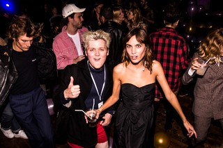 Сойдя с надувного замка, я замечаю прекрасную возможность оставить свой след