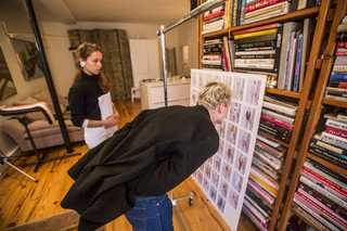 С ее черным сетчатым платьем и белыми колготками она выглядит как иллюстрация из книги « Розовая пантера»