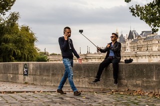 Я надеюсь, что я просто столкнусь с кем-то в очень сложной юбке и с некоторыми из тех, кто потерял Balenciaga, и поеду с ними на шоу