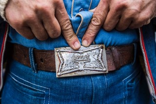 Толпа рассеивается в миллионе разных направлений, скользя сквозь мои пальцы, когда я чувствую стук в плечо