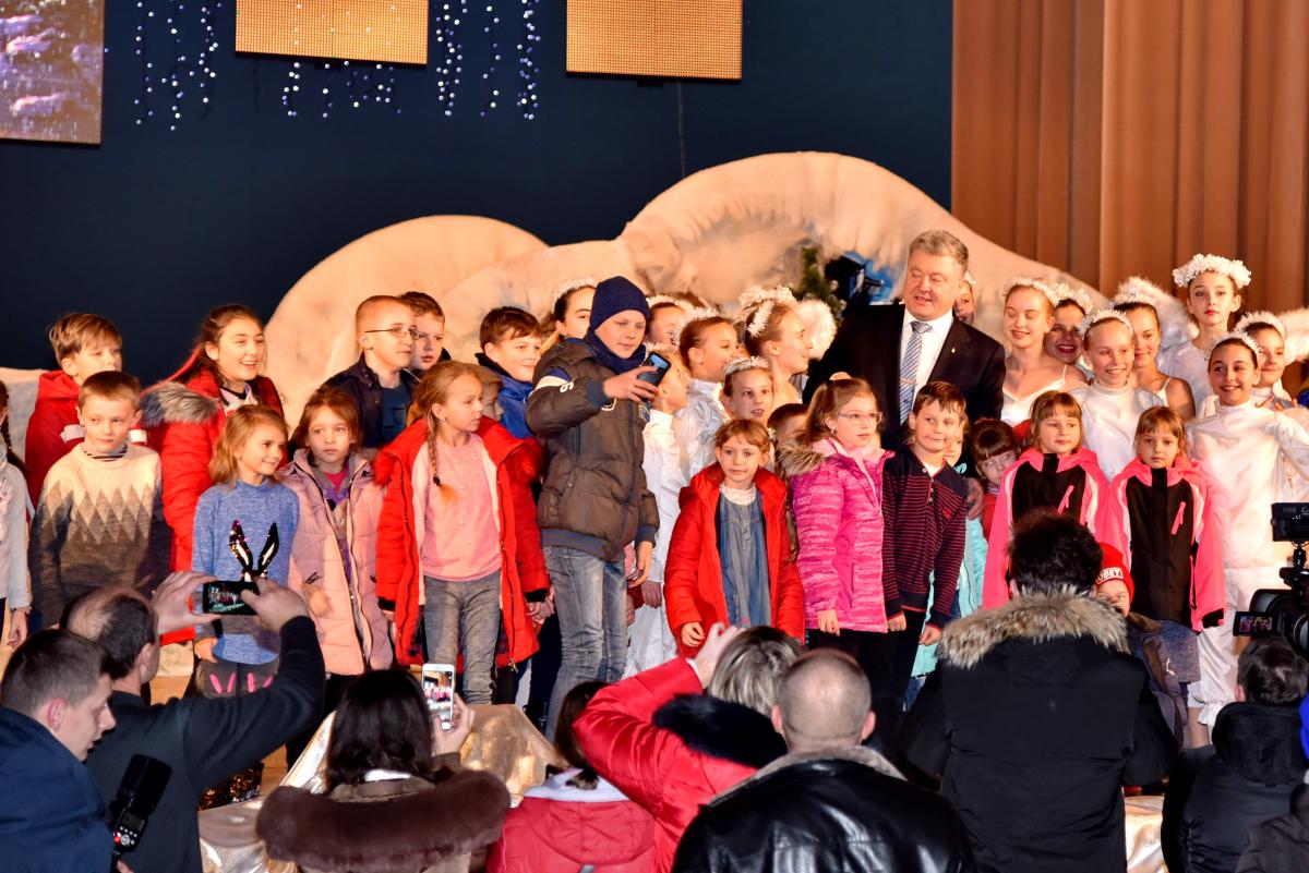 Президент отметил, что сегодня не все дети смогут получить традиционные подарки из рук своих родителей