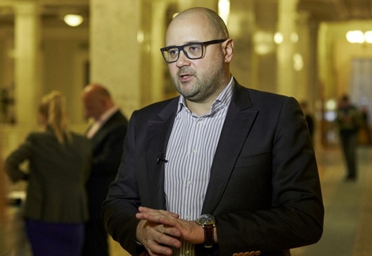 Декларантом автобусів виступало згадуване вище «ПО« Автохолдинг », єдиним засновником якого є ТОВ« Стокс-ТВ », а одним з бенефіціарів власників - та ж Лариса Святаш