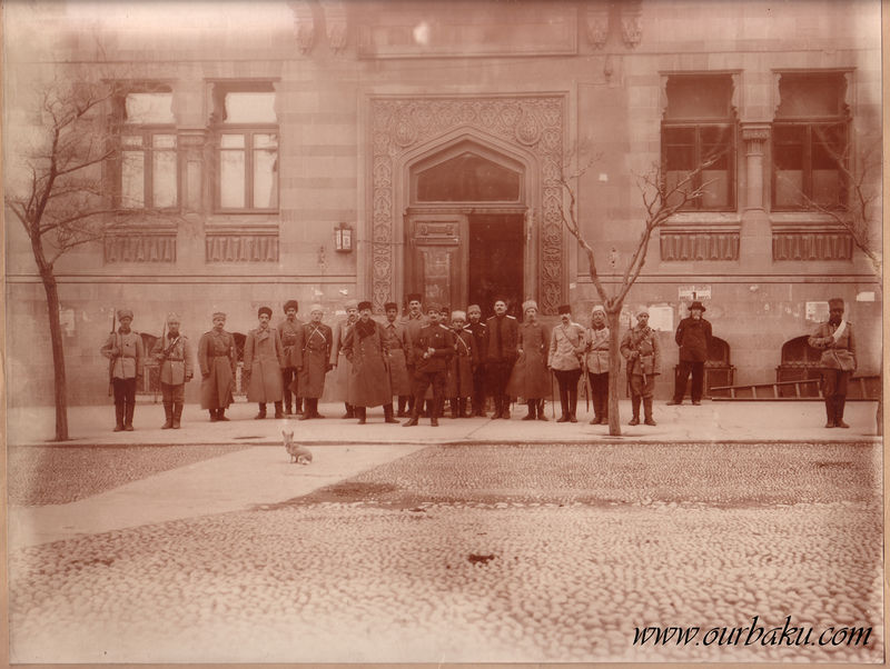 Солдати і офіцери армії АДР перед входом до Парламенту