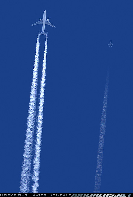 Для прикладу, фото, на якому Боїнг 777 супроводжується винищувачем F-18