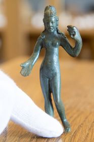 12-сантиметрова бронзова фігурка голої жінки, фото: ЧТК   Регіональний музей, фахівці якого зробили знахідку, бере участь в програмі по дослідженню комунікацій в стародавньому світі на прикордонній території Чехії і Моравії