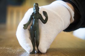 Антична Венера потрапила в руки археологів, фото: ЧТК   Поруч з бронзової Венерою була виявлена ​​і золота монета V століття