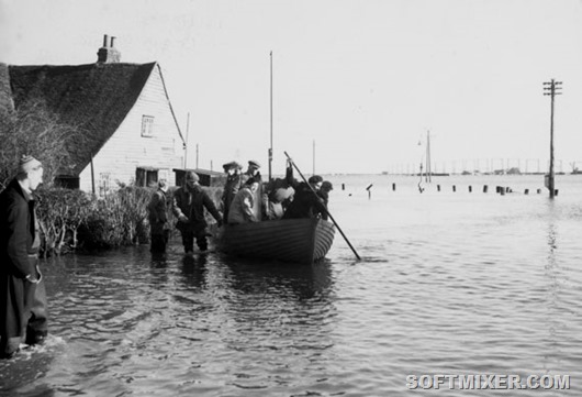Оточені з усіх боків бурхливим морем, тисячі людей провели там не тільки залишок ночі, але і ранок наступного дня