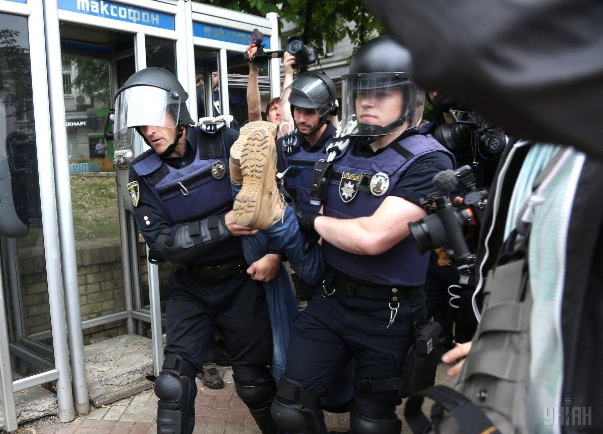 В цілому під час масових заходів до Дня перемоги над нацизмом у Другій світовій війні, які проходять в Україні, затримано 14 осіб