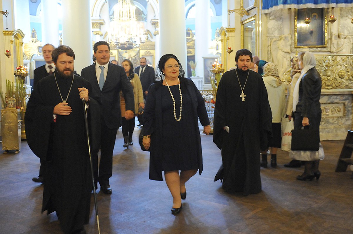 23 червня газета Известия опублікувала пропозицію одного з депутатів повернути представників Дому Романових в Росії, - на його думку, під час кризи повернення царської династії стане символом відродження духовної сили країни