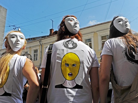 Депутат Олена Мізуліна просить генпрокурора перевірити причетність учасниць Pussy Riot до давньої акції групи «Війна»