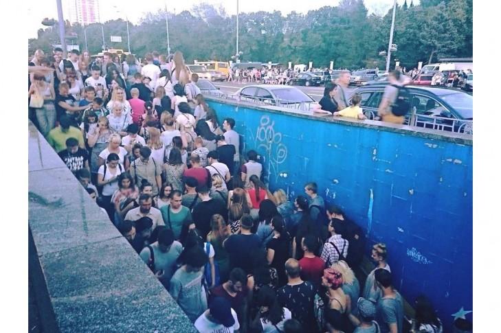 Прямий вихід з метро Виставковий центр до центрального входу Національного виставкового центру був передбачений проектом, але так і не був реалізований