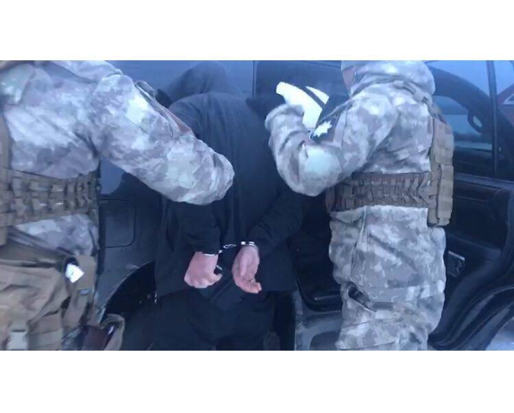 Під час проведення розшукових заходів на наявність зброї правоохоронці виявили в автомобілі Lexus злодія в законі, який їхав до виправної установи вершити свій праведний суд