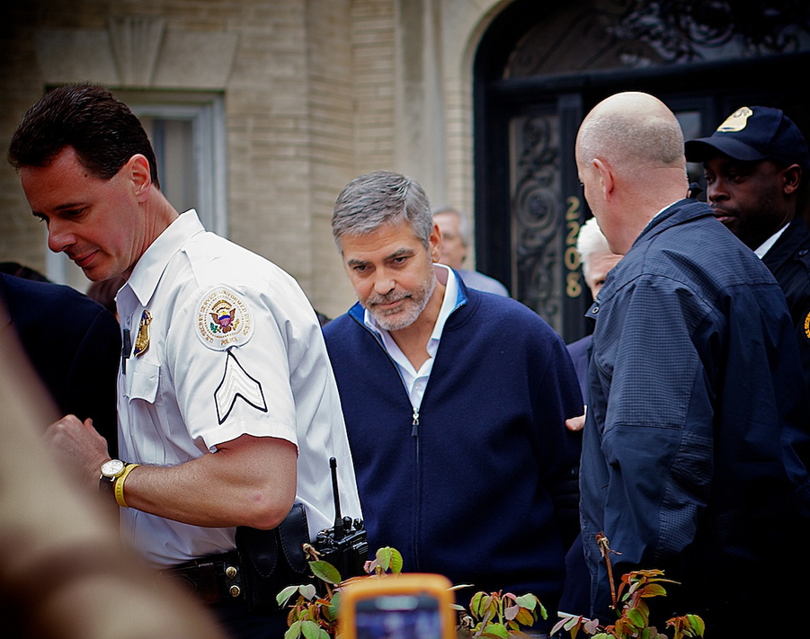 Закутий в наручники Джордж Клуні після акції протесту біля посольства Судану у Вашингтоні 16 березня 2012 року