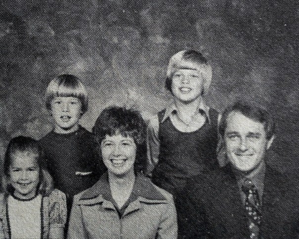 Бред Пітт (другий праворуч) разом з батьками і братом з сестрою