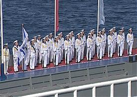 Розпочнеться святкування Дня ВМФ Росії традиційно з урочистого шикування особового складу флотських частин і ритуалу підйому на кораблях Андріївського прапора і прапорів розцвічування (сигнальних прапорів)