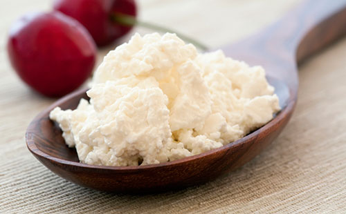 За правилами слід на 2-3 хвилини запарити родзинки в крутому чаї або обдати окропом і злити воду, тоді він розбухне, але в той же час збереже і форму, і смак