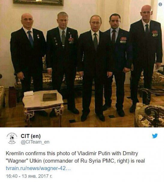 Широко відома фотографія з прийому в Кремлі, на якій Уткін (крайній праворуч) зображений в компанії президента Росії Володимира Путіна