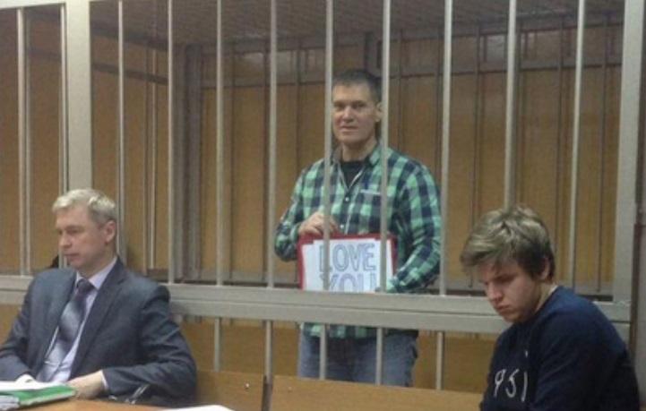 Подружжя відкрили коробку, але замість свого замовлення вони з подивом виявили в ній дві пляшки мінеральної води Сенежском і журнал Митниця