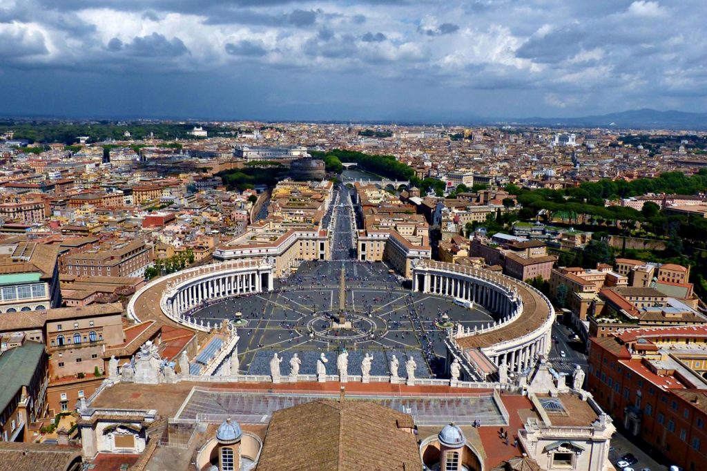 У 1506 року папським велінням було вирішено перебудувати базиліку в грандіозний собор, центр католицтва і символ влади понтифіка