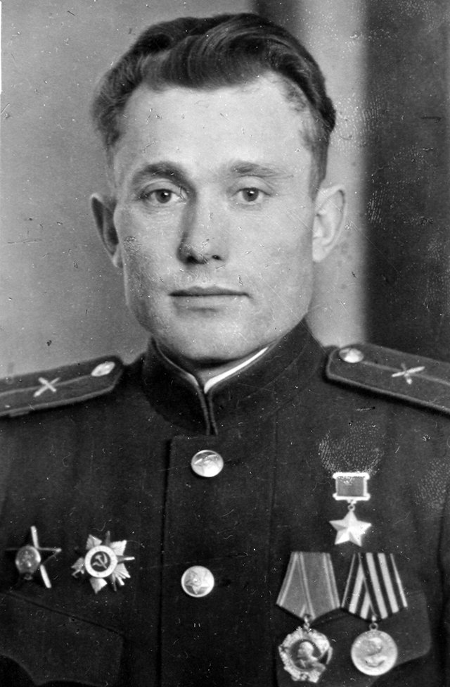 У березні 1945 року молодший лейтенант Михайло Василенко командував взводом в легкій артилерійській бригаді в складі 1-го Білоруського фронту