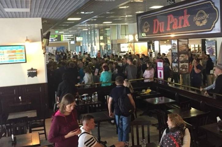 Кілька сотень туристів провели в аеропорту вже більше 30 годин