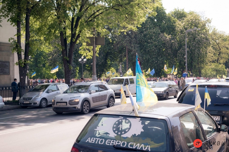 Крім того, активісти пропонують ввести мораторій на дію норм Євро-5 по відношенню до б / у авто, але ввести для них техогляд