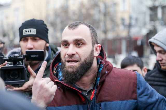 Він весь час проводить консультації з кимось по телефону і навіть відтягує від нашої групи найзатятіших своїх бійців