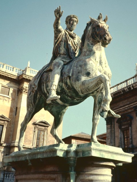 Статуя Марка Аврелія, одягнений в хламидою