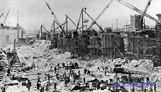 Власне, саме будівництво почалося 8 листопада 1927 року, а до цього тривали підготовчі роботи